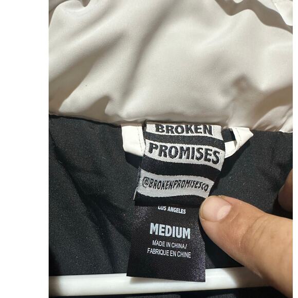 Broken Promises Glacier Cold Black & White Puffer Jacket Size Medium Women's - Picture 4 of 7